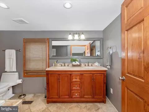 Bath - 13629 Westview Dr, Clear Spring, MD 21722 photo 3 of 5