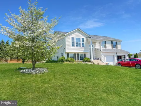 11838 White Pine Dr, Hagerstown, MD 21740