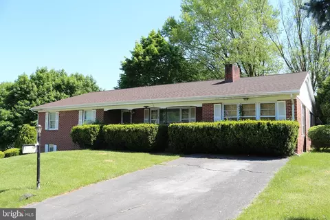 19717 Scott Hill Dr, Hagerstown, MD 21742