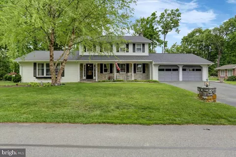 17813 Red Oak Dr, Hagerstown, MD 21740