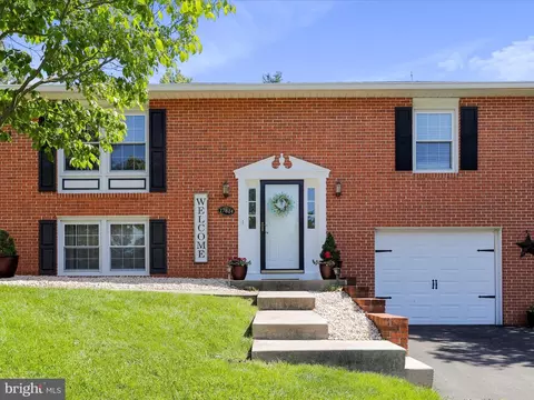 17824 Greentree Ln, Hagerstown, MD 21740