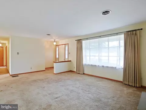 Living - 8127 Mapleville Rd, Boonsboro, MD 21713 photo 3 of 8
