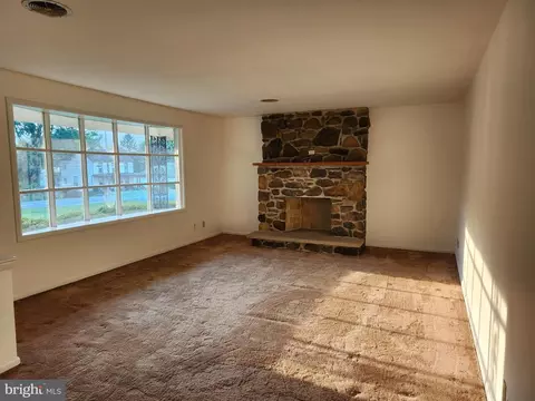 Living - 8127 Mapleville Rd, Boonsboro, MD 21713 photo 5 of 8