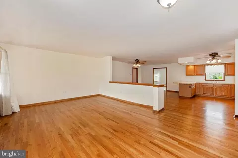 Living - 41 Amanda Dr, Smithsburg, MD 21783 photo 3 of 8