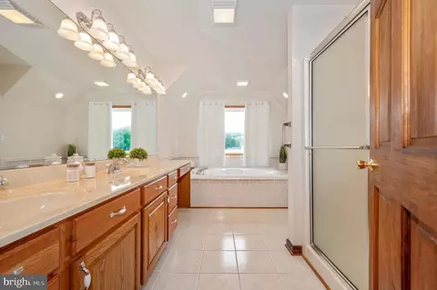 Bath - 41 Amanda Dr, Smithsburg, MD 21783 photo 2 of 5