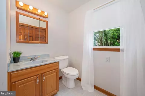 Bath - 41 Amanda Dr, Smithsburg, MD 21783 photo 4 of 5