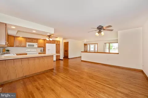 Living - 41 Amanda Dr, Smithsburg, MD 21783 photo 5 of 8
