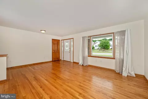 Living - 41 Amanda Dr, Smithsburg, MD 21783 photo 2 of 8