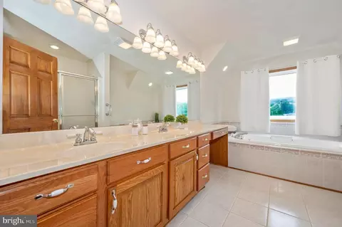 Bath - 41 Amanda Dr, Smithsburg, MD 21783 photo 1 of 5
