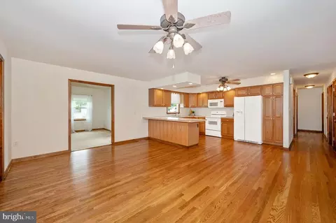 Living - 41 Amanda Dr, Smithsburg, MD 21783 photo 6 of 8