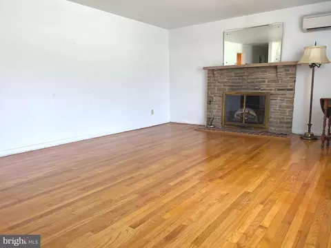 Living - 22029 Mohawk Dr, Smithsburg, MD 21783 photo 2 of 6