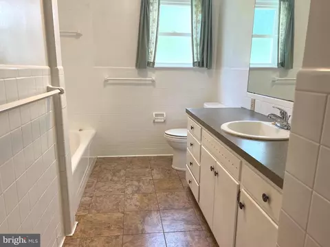 Bath - 22029 Mohawk Dr, Smithsburg, MD 21783 photo 1 of 2