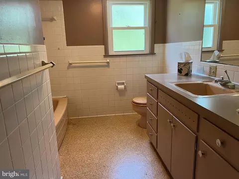 Bath - 22029 Mohawk Dr, Smithsburg, MD 21783 photo 2 of 2