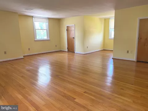 Living - 22029 Mohawk Dr, Smithsburg, MD 21783 photo 4 of 6