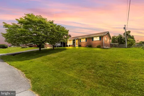 17807 Woodcrest Rd, Hagerstown, MD 21740