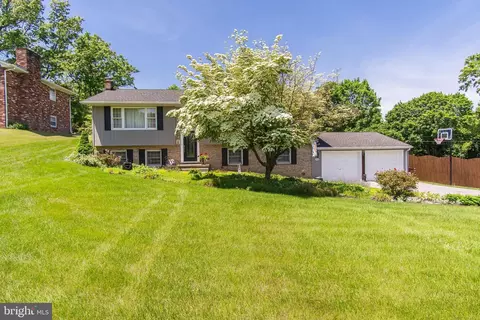 11820 Bradford Dr, Hagerstown, MD 21742