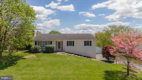 13833 Long Ridge Dr, Hagerstown, MD 21742