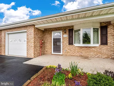1220 Hunters Woods Dr, Hagerstown, MD 21740