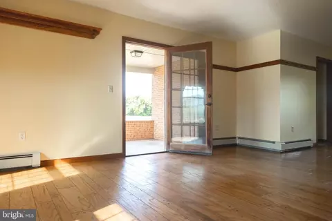Living - 9100 Mapleville Rd, Boonsboro, MD 21713 photo 5 of 5