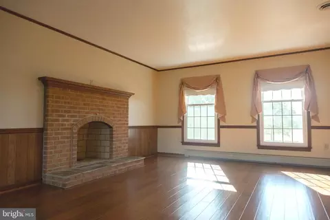 Living - 9100 Mapleville Rd, Boonsboro, MD 21713 photo 3 of 5