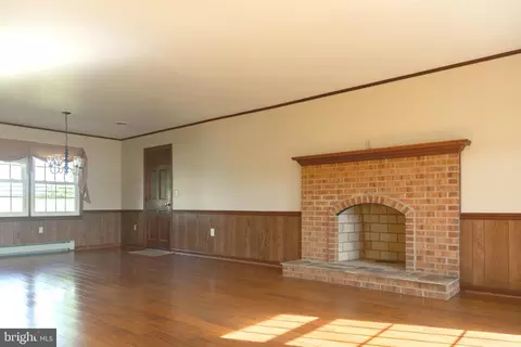 Living - 9100 Mapleville Rd, Boonsboro, MD 21713 photo 2 of 5