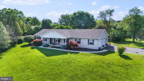 8017 Lake Dr, Fairplay, MD 21733