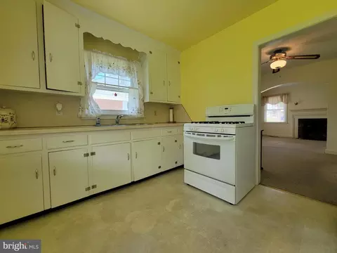 Kitchen - 324 Devonshire Rd, Hagerstown, MD 21740 photo 2 of 2