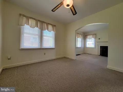 Living - 324 Devonshire Rd, Hagerstown, MD 21740 photo 2 of 3