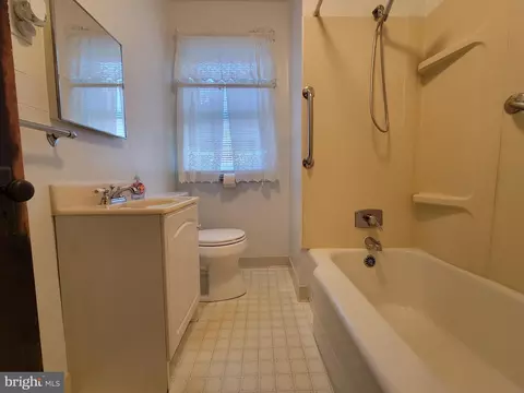 Bath - 324 Devonshire Rd, Hagerstown, MD 21740 photo 1 of 2