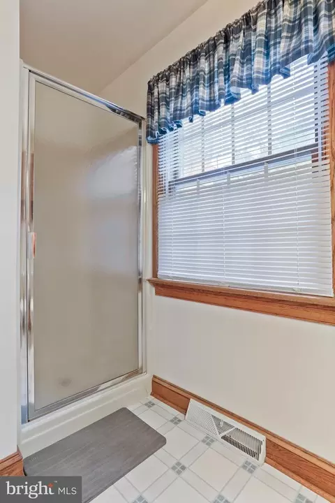 Bath - 13558 Barnhart Rd, Clear Spring, MD 21722 photo 3 of 8
