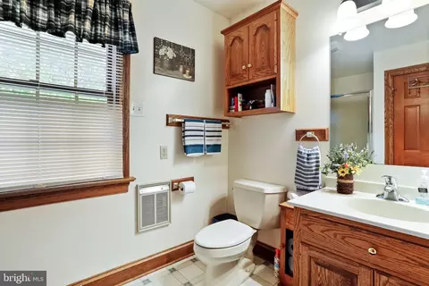 Bath - 13558 Barnhart Rd, Clear Spring, MD 21722 photo 2 of 8