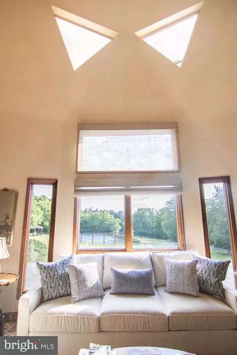 Living - 12323 Itnyre Rd, Smithsburg, MD 21783 photo 4 of 4