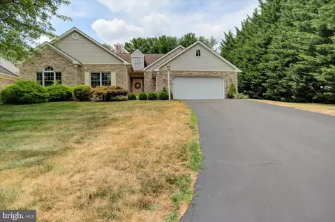 18702 Dover Dr, Hagerstown, MD 21742