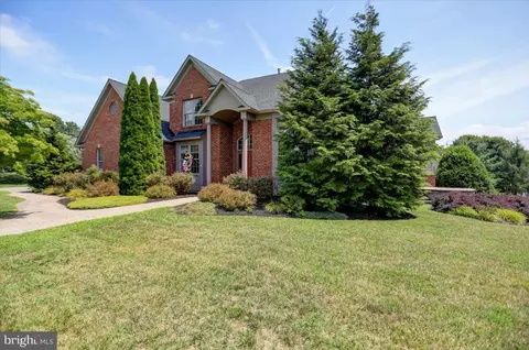 9813 Pembroke Dr, Hagerstown, MD 21740