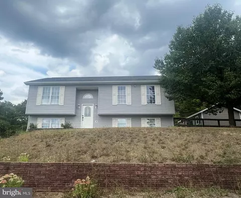 424 Whispering Wind Rd, Hancock, MD 21750