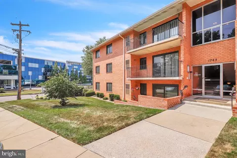 1745 Edgewood Hill Cir #102, Hagerstown, MD 21740