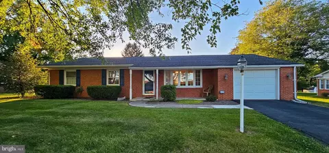 13546 Paradise Dr, Hagerstown, MD 21742