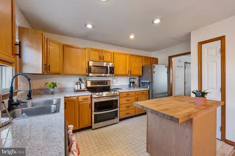 Kitchen - 65 Byron Dr, Smithsburg, MD 21783 photo 4 of 5