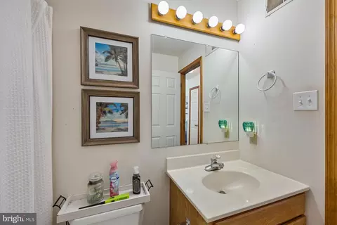 Bath - 65 Byron Dr, Smithsburg, MD 21783 photo 2 of 3