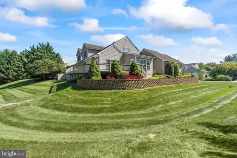 18706 Dover Dr, Hagerstown, MD 21742