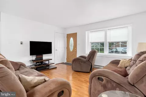 Living - 11 Chips Ct, Smithsburg, MD 21783 photo 1 of 2