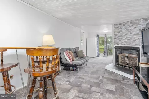 Living - 11 Chips Ct, Smithsburg, MD 21783 photo 2 of 2