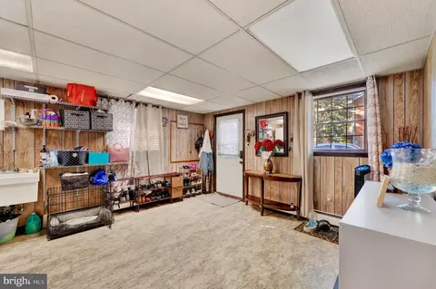 Entry Way - 22115 Pikeside Dr, Smithsburg, MD 21783 photo 9 of 12