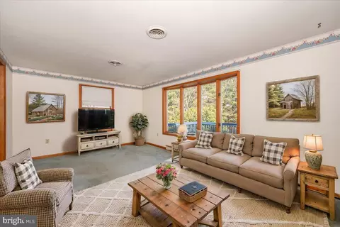 11748 Walnut Point Rd, Hagerstown, MD 21740