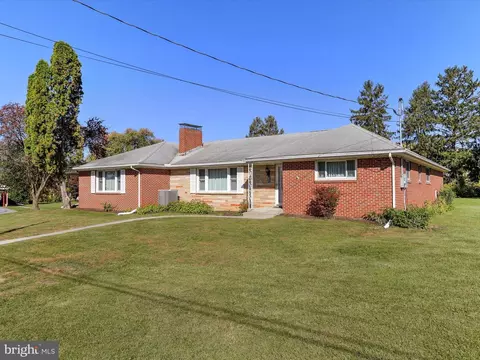 17602 Woodlawn Dr, Hagerstown, MD 21740