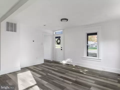 Living - 40 Crystal Falls Dr, Smithsburg, MD 21783 photo 3 of 5