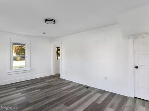 Living - 40 Crystal Falls Dr, Smithsburg, MD 21783 photo 5 of 5