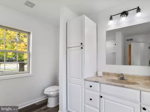 Bath - 40 Crystal Falls Dr, Smithsburg, MD 21783 photo 1 of 6