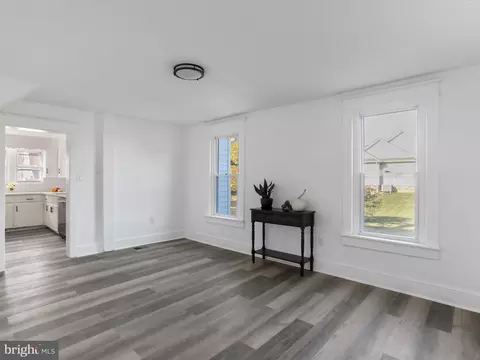 Living - 40 Crystal Falls Dr, Smithsburg, MD 21783 photo 4 of 5
