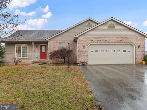 15918 Hosta Dr, Hagerstown, MD 21740